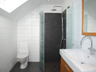 Komplett badrum med duschkabin, klinkers och golvvrme